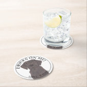 Gepersonaliseerde chocolade labrador bruiloft ronde kartonnen onderzetter (Insitu)