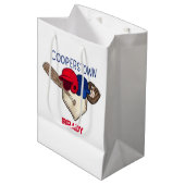 Gepersonaliseerde Cooperstown Baseball Medium Cadeauzakje (Voorkant Gekanteld)