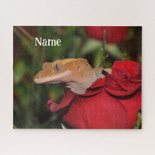 Gepersonaliseerde Crested Gecko Lizard op een Roos Legpuzzel (Horizontaal)
