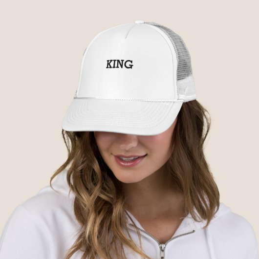 Gepersonaliseerde Custom King Tekst Witte Trucker  Pet (In situ)