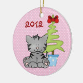 Gepersonaliseerde Cute Gray Cat met kerstboom Keramisch Ornament (Links)