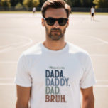 Gepersonaliseerde Dada van Vader tot Bruh Evolutio T-shirt<br><div class="desc">Grappig gepersonaliseerd papa-Shirt - Vier de hilarische evolutie van het vaderschap met dit speelse en moderne ontwerp dat van "Dada" naar de ultieme door tieners goedgekeurde "Bruh" gaat. Met gedurfde, verontruste bloktypografie in een gradiënt van mannelijke, aardse tinten, voelt dit ontwerp zowel trendy als nostalgisch aan. De personalisatie aan de...</div>