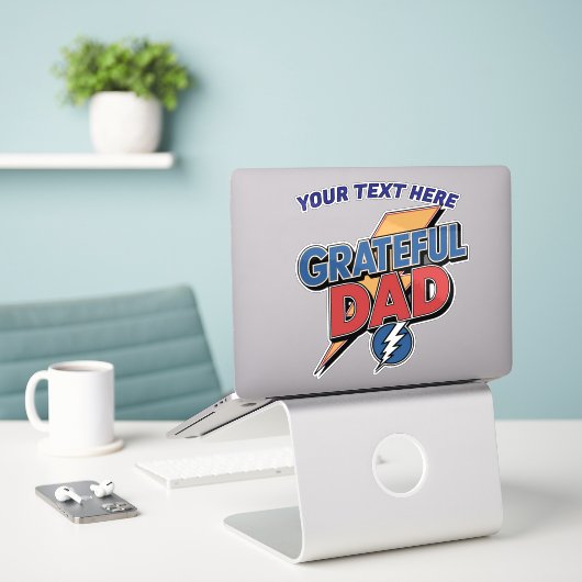 Gepersonaliseerde Dankbare Papa Superheld Sticker (Laptop op bureau)