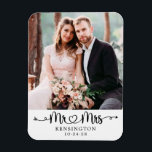 Gepersonaliseerde de heer Mrs Typography Wedding P Magneet<br><div class="desc">Manuscript Wedding Heart Arrows Mr Mrs Wedding Photo Magnets gepersonaliseerd met de naam van het gelukkige paar, en trouwdatum! Eenvoudig aan te passen voor het perfecte cadeau voor bruiloften, verjaardagen, eerste Kerstmis, verloving, enz. Neem contact met ons op via cedarandstring@gmail.com als u hulp nodig hebt bij het ontwerp of de...</div>