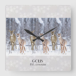 Gepersonaliseerde deer in sneeuwkerst / winter vierkante klok