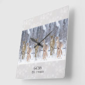 Gepersonaliseerde deer in sneeuwkerst / winter vierkante klok (Hoek)