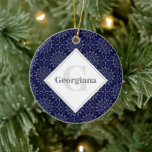 Gepersonaliseerde Ditsy Winter Snow Angels Sneeuwm Keramisch Ornament<br><div class="desc">Scandinavische vakantievibes in onze Ditsy Winter dot mandala in een geometrisch ruitpatroon met tegel in kleuren uit ons Navy & Gold-palet. Personaliseer met de naam en het initiaal van uw keuze om een echt gedenkwaardig geschenk of aandenken te maken.</div>