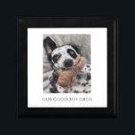Gepersonaliseerde Dog Foto Keepsake Box Cadeaudoosje<br><div class="desc">Een vertederende hond huisdier foto aandenken doos met een hond met zijn favoriete speelgoed en het onderschrift: "onze goede jongen" met de naam van uw hond. Aanpassen voor jongen of meisje hond.</div>