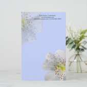 Gepersonaliseerde dubbele witte bloesem, lichtblau briefpapier (Staand voorkant)