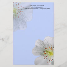 Gepersonaliseerde dubbele witte bloesem, lichtblau