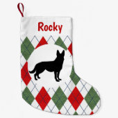 gepersonaliseerde Duitse herder Red en Green Argyl Kleine Kerstsok (Voorkant)