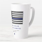 Gepersonaliseerde dunne blauwe lijn politieagent v latte mok (Rechterhoek)