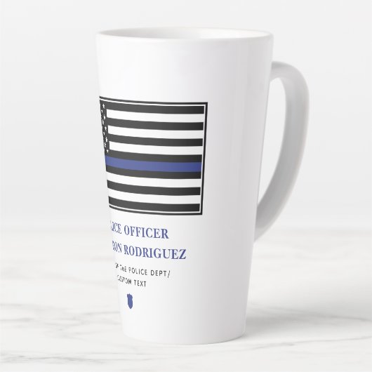 Gepersonaliseerde dunne blauwe lijn politieagent v latte mok (Rechterhoek)