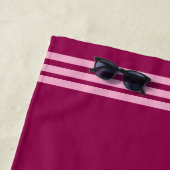 Gepersonaliseerde Dusky Maroon w / Roze Strepen Strandlaken (In situ)
