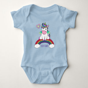 Gepersonaliseerde eenhoorn zittend op een regenboo romper