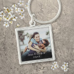 Gepersonaliseerde eenvoudige moderne elegante scri sleutelhanger<br><div class="desc">Pas uw favoriete foto aan met uw namen en het jaar,  waardoor u een uniek geheugen en een unieke gave hebt. Een heerlijk koepel voor de schat!</div>