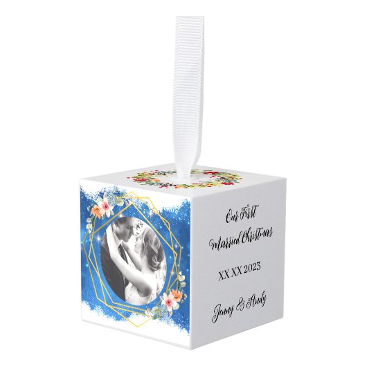 Gepersonaliseerde eerste getrouwde kerst ornament (Voorkant hoekig)