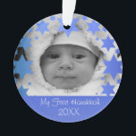 Gepersonaliseerde Eerste Hanukkah Ornament<br><div class="desc">Happy Hanukkah! Ster van David en Menorah Design Hanukkah Ornament met gepersonaliseerd jaar,  naam van de baby,  geboortedatum en foto. De perfecte manier om de eerste feestdag van de vreugde te herdenken! Het is een geweldig cadeau!</div>