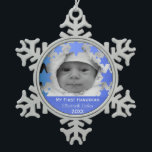 Gepersonaliseerde Eerste Hanukkah Tin Sneeuwvlok Ornament<br><div class="desc">Happy Hanukkah! Ster van David en Menorah Design Hanukkah Ornament met gepersonaliseerd jaar,  baby naam en foto. De perfecte manier om de eerste feestdag van de vreugde te herdenken! Het is een geweldig cadeau!</div>