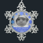 Gepersonaliseerde Eerste Hanukkah Tin Sneeuwvlok Ornament<br><div class="desc">Happy Hanukkah! Ster van David en Menorah Design Hanukkah Ornament met gepersonaliseerd jaar,  baby naam en foto. De perfecte manier om de eerste feestdag van de vreugde te herdenken! Het is een geweldig cadeau!</div>