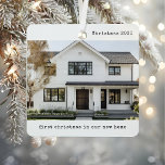 Gepersonaliseerde Eerste Huis Nieuwe Huis Foto Ker Metalen Ornament<br><div class="desc">Herdenk uw eerste vakantieseizoen in uw nieuwe huis met het gepersonaliseerde eerste huis New House Photo Christmas Metal Ornament. Dit elegante ornament is voorzien van een aangepaste foto van uw nieuwe huis, waardoor het de perfecte manier is om uw mijlpaal te vieren. Of het nu trots aan je boom hangt...</div>