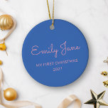Gepersonaliseerde eerste kerst Baby foto naam blau Keramisch Ornament<br><div class="desc">Vier de eerste kerst van je baby met dit charmante gepersonaliseerde keramische ornament. De naamzijde heeft een zachte blauwe achtergrond met schattig roze schrift, terwijl de andere kant een gekoesterde foto laat zien. Dit schattige ornament is een perfecte herinnering aan deze bijzondere mijlpaal en voegt een leuke en persoonlijke touch...</div>