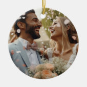 Gepersonaliseerde eerste kerst getrouwd feestelijk keramisch ornament (Voorkant)