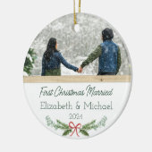Gepersonaliseerde eerste kerst getrouwd feestelijk keramisch ornament (Links)