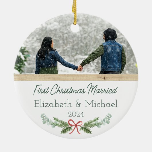 Gepersonaliseerde eerste kerst getrouwd feestelijk keramisch ornament (Achterkant)
