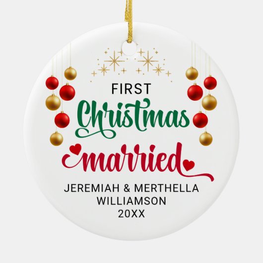 Gepersonaliseerde EERSTE KERST GETROUWD Keramisch Ornament (Achterkant)