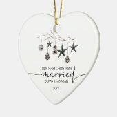 Gepersonaliseerde eerste kerst getrouwde namen keramisch ornament (Links)