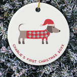 Gepersonaliseerde eerste kerst teckel hond keramisch ornament<br><div class="desc">Schattigee en schattige Dachshund Sausage of Wiener dog in een feestelijke gebreide trui en rode Kerstman hoed. Wijzig de naam,  datum en tekst om deze te personaliseren. Originele versie door Nic Squirrell.</div>
