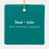 Gepersonaliseerde eerste kerst verloofd paar Blauw Keramisch Ornament (Achterkant)