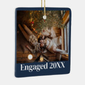 Gepersonaliseerde eerste kerst verloofd paar blauw keramisch ornament (Rechts)