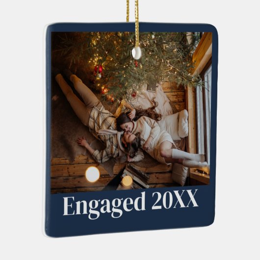 Gepersonaliseerde eerste kerst verloofd paar blauw keramisch ornament (Rechts)