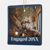 Gepersonaliseerde eerste kerst verloofd paar blauw keramisch ornament (Links)