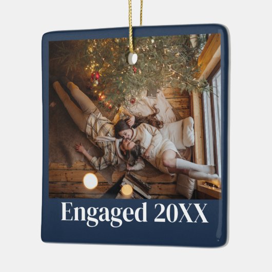 Gepersonaliseerde eerste kerst verloofd paar blauw keramisch ornament (Links)