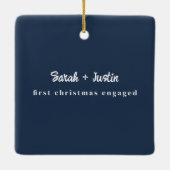 Gepersonaliseerde eerste kerst verloofd paar blauw keramisch ornament (Achterkant)
