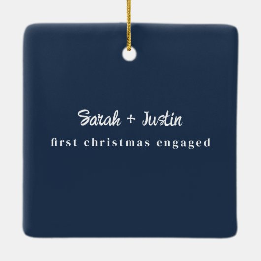 Gepersonaliseerde eerste kerst verloofd paar blauw keramisch ornament (Achterkant)
