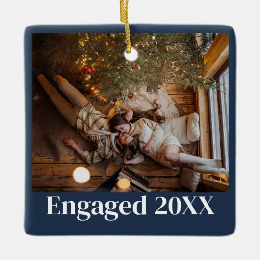 Gepersonaliseerde eerste kerst verloofd paar blauw keramisch ornament (Voorkant)