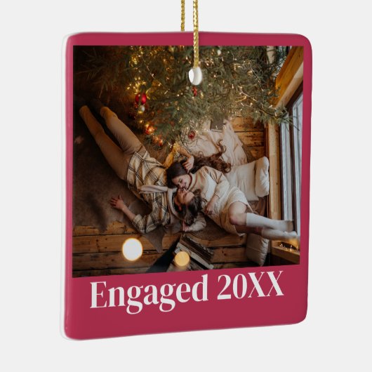Gepersonaliseerde eerste kerst verloofd paar roze keramisch ornament (Rechts)