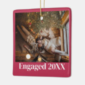 Gepersonaliseerde eerste kerst verloofd paar roze keramisch ornament (Links)