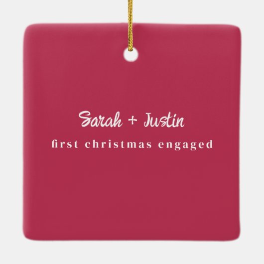 Gepersonaliseerde eerste kerst verloofd paar roze keramisch ornament (Achterkant)