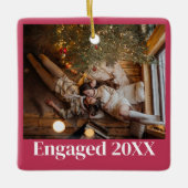 Gepersonaliseerde eerste kerst verloofd paar roze keramisch ornament (Voorkant)