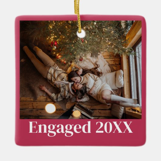 Gepersonaliseerde eerste kerst verloofd paar roze keramisch ornament (Voorkant)