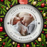 Gepersonaliseerde Eerste Kerstmis als Big Brother  Metalen Ornament<br><div class="desc">Personaliseer dit ornament met een foto van je baby en hun grote broertje om een mooie aandenken te maken om aan de boom te hangen.</div>