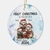 Gepersonaliseerde Eerste Kerstmis als een Familie  Keramisch Ornament (Links)