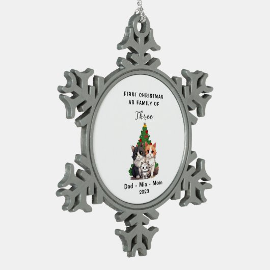 Gepersonaliseerde eerste Kerstmis als familie van  Tin Sneeuwvlok Ornament (Links)