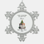 Gepersonaliseerde eerste Kerstmis als familie van  Tin Sneeuwvlok Ornament (Voorkant)