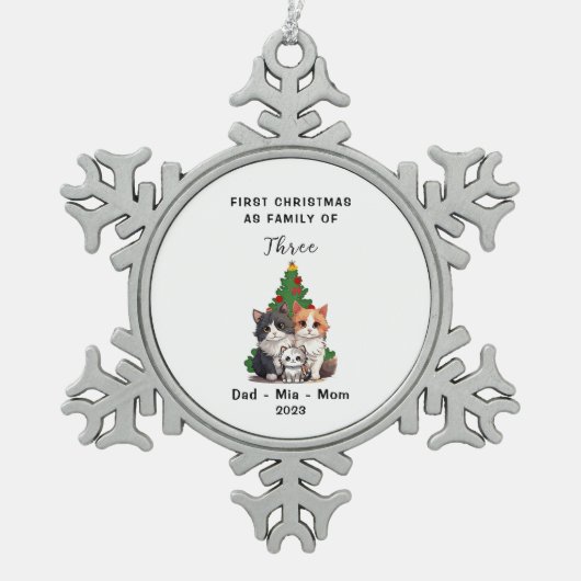Gepersonaliseerde eerste Kerstmis als familie van  Tin Sneeuwvlok Ornament (Voorkant)